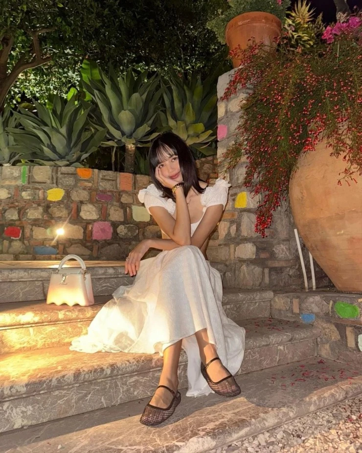Nữ ca sĩ xinh đẹp khoe ''eo con kiến'' bên dàn đồ hiệu 800 triệu