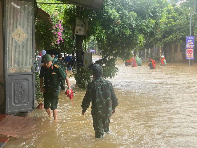 VIDEO: Nước lũ cuồn cuộn đổ về, nhiều nơi ở Hà Giang lại ngập sâu