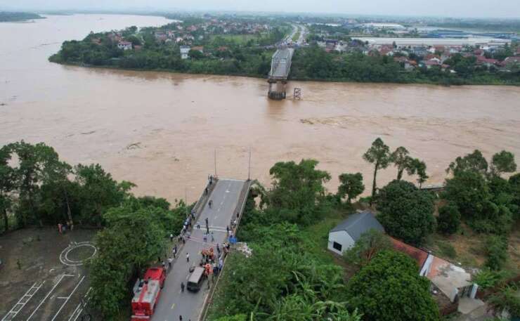 Hiện trường sập cầu khiến 13 người mất tích