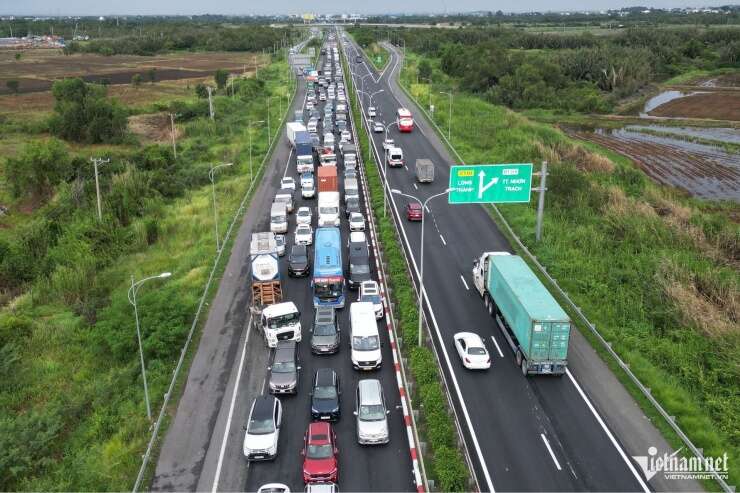 Ùn xe gần 10km, CSGT 'chặn' dòng ô tô dồn vào cao tốc TPHCM - Long Thành