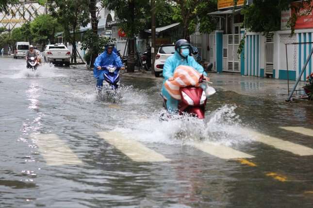 Miền Trung đón mưa 'vàng' giải nhiệt