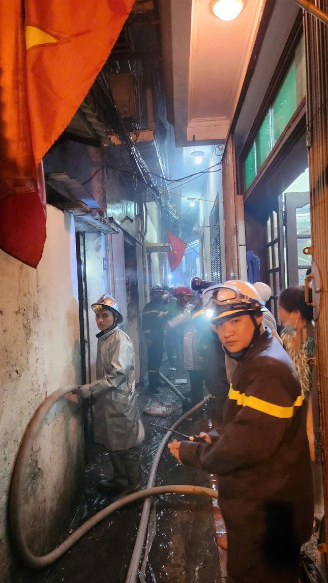 Nam thanh niên thoát nạn trong vụ cháy ở Hà Nội: 'Hàng xóm lấy búa, đưa cho em để phá khóa'