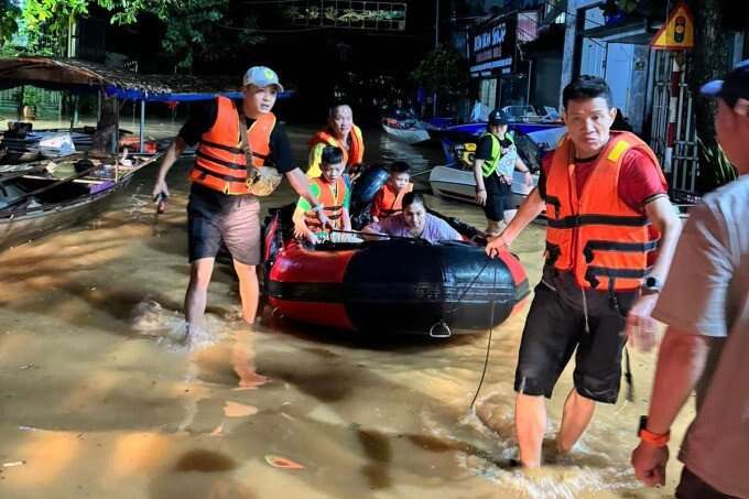 Hồng Đăng lăn xả 2 ngày ở vùng lũ, Nhật Kim Anh ủng hộ 1,3 tỷ đồng