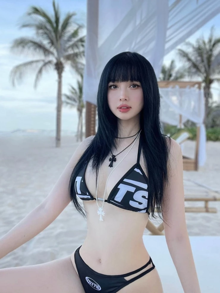 Tâm Tít mê bikini dây mảnh