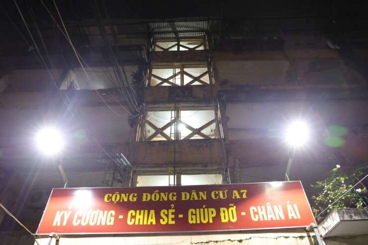 Cận cảnh người dân ở chung cư cũ Hà Nội di dời trong đêm tránh siêu bão