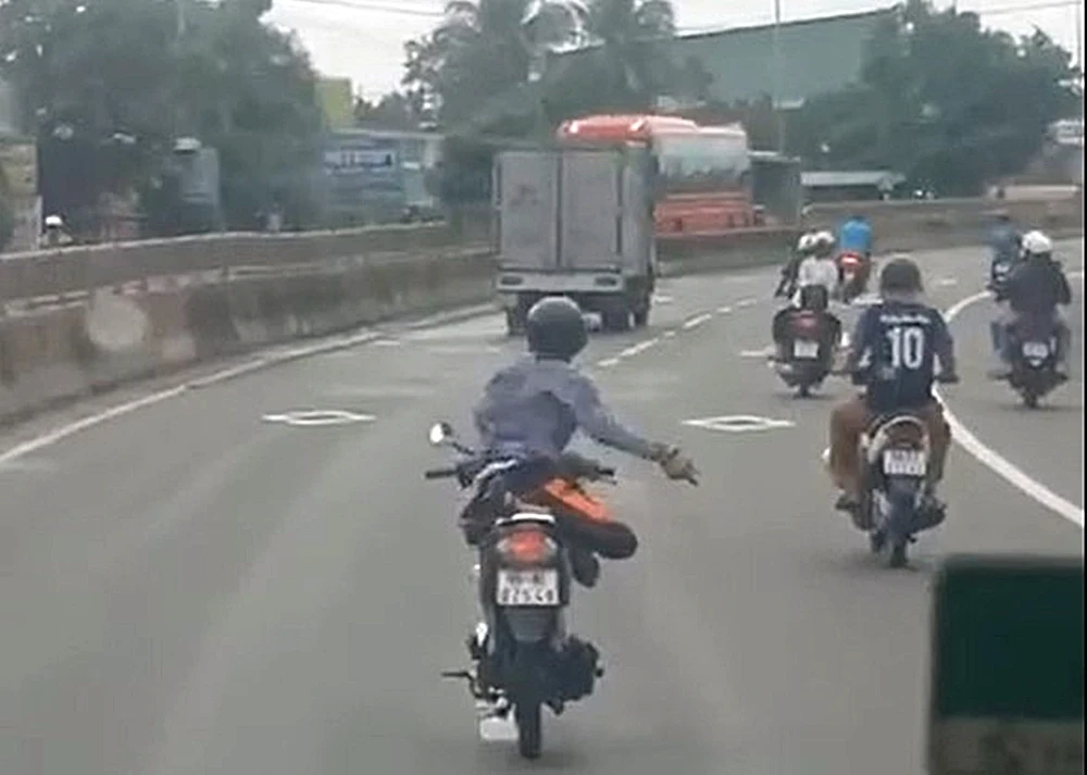 Xác minh clip thanh niên chạy xe máy lạng lách nguy hiểm trên QL1A