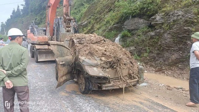 Hà Giang: Sạt lở đất vùi lấp hai người và một xe ô tô đang chạy trên đường
