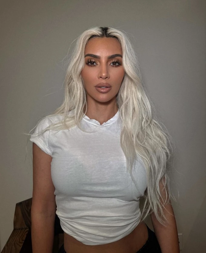 Kim Kardashian tiêm tinh trùng cá hồi để trẻ hóa da