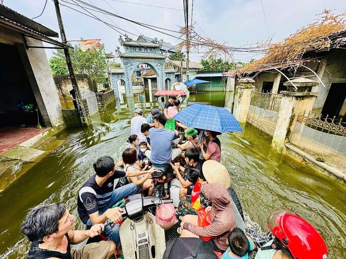 Ngoại thành Hà Nội vẫn ngập đến một mét