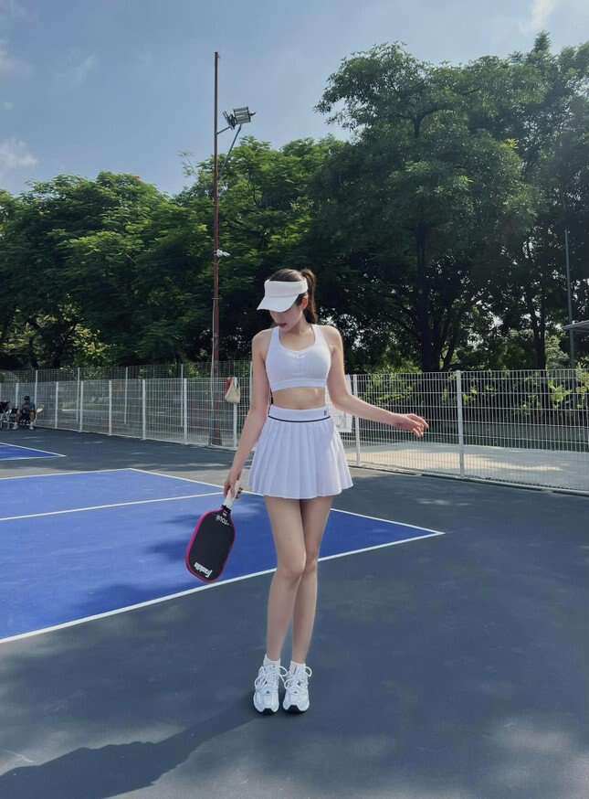 Style ra sân pickleball của sao Việt thay đổi thế nào sau loạt ồn ào trang phục?