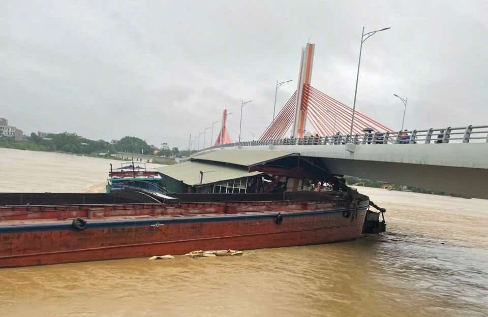 Tàu rỗng, nhà nổi trôi tự do mắc kẹt vào cầu Vĩnh Phú