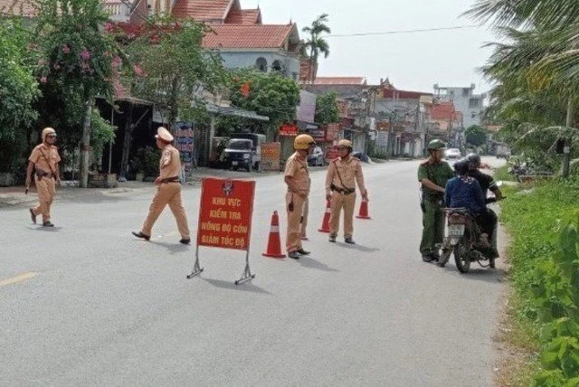 Hành vi bất thường của gã đàn ông sau khi thấy chốt kiểm tra nồng độ cồn
