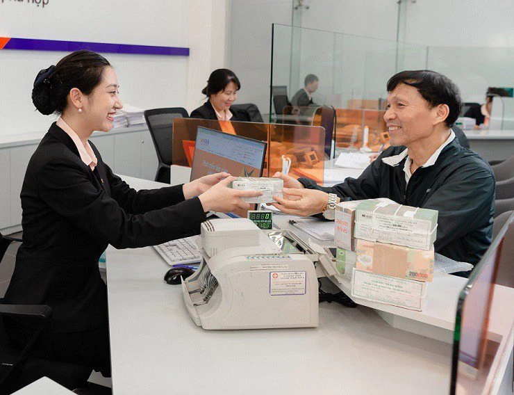 Nóng tuần qua: Cầm 100 triệu đồng gửi ngân hàng nhận được bao nhiêu tiền lãi?