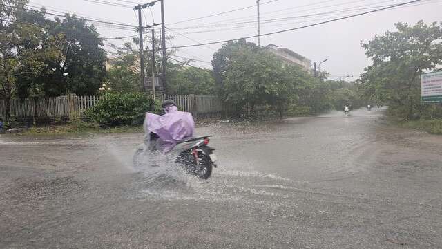 Mưa lớn, người dân Huế đưa hàng loạt ô tô đến quảng trường phòng ngập lụt