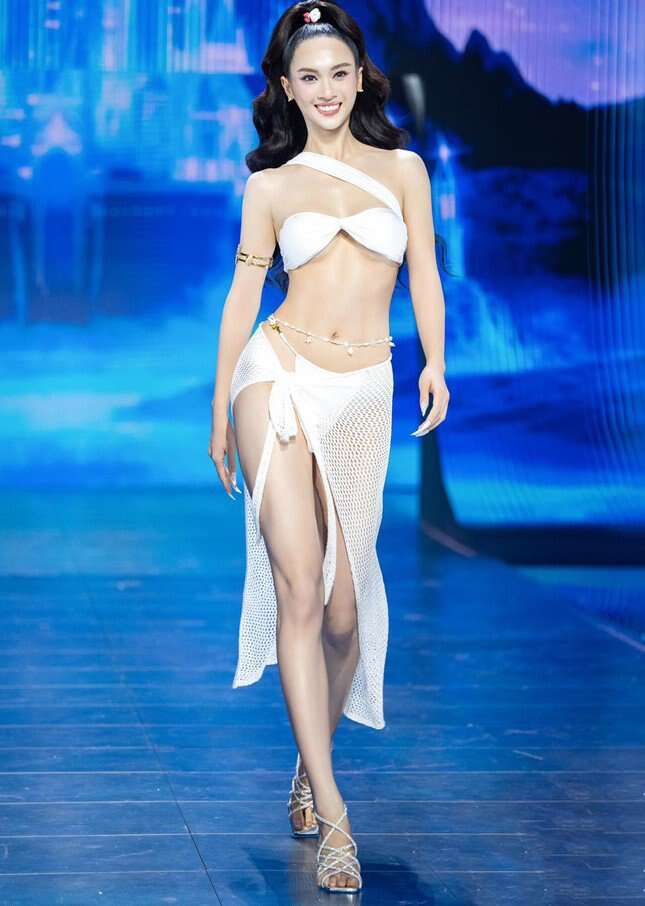 Sạn trong đêm trình diễn áo tắm của Miss Universe Vietnam