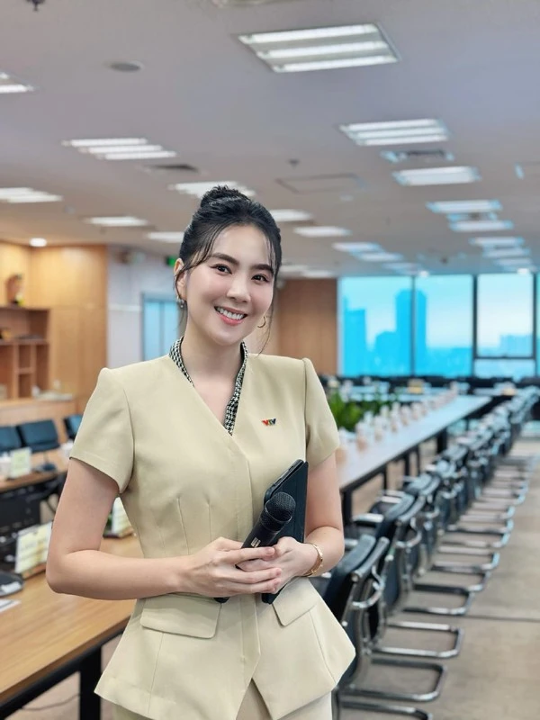 Nữ BTV thời sự có làn da căng mọng ở tuổi 34 nhờ thói quen hàng ngày ít ai biết