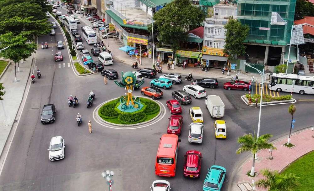 Ô tô nhích từng mét trên đường ven biển Nha Trang