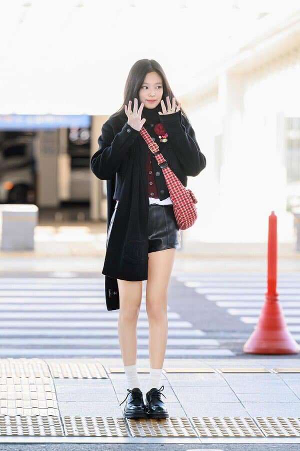 Jennie BLACKPINK diện trang phục hơn nửa tỷ đồng ra sân bay tới dự Paris Fashion Week