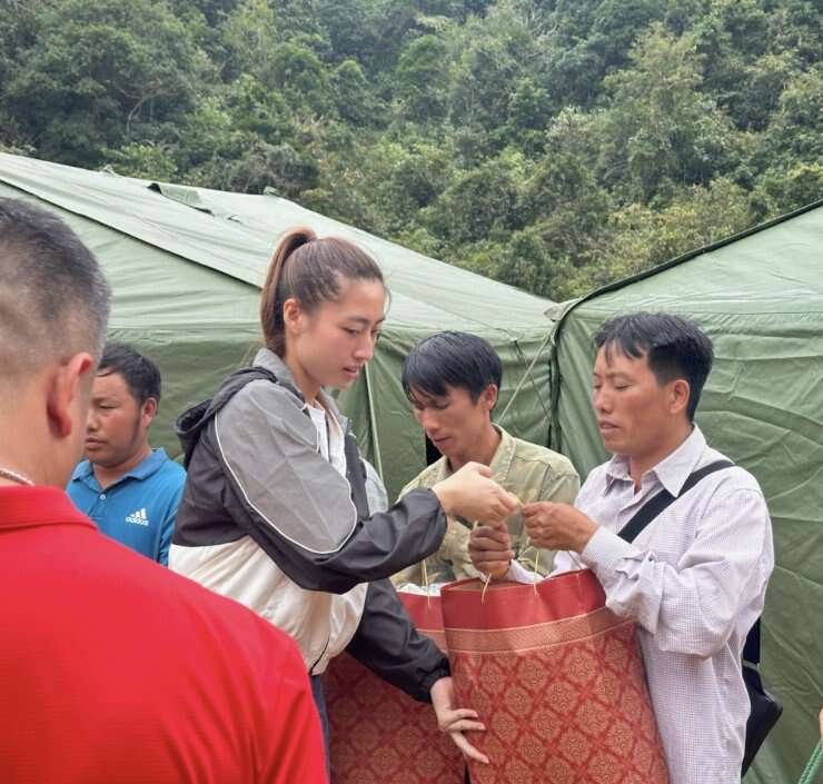 Lương Thùy Linh nhận bảo trợ cho 2 em bé mất cha mẹ ở Cao Bằng