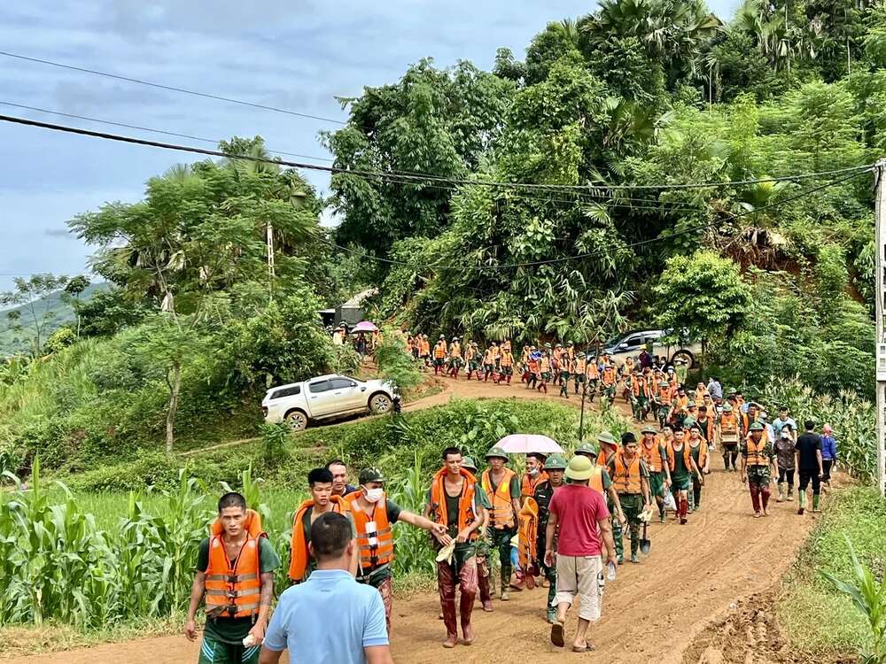 Đau thương Làng Nủ: 'Không phải đâu, bố mẹ tôi làm sao mà chết như thế được'