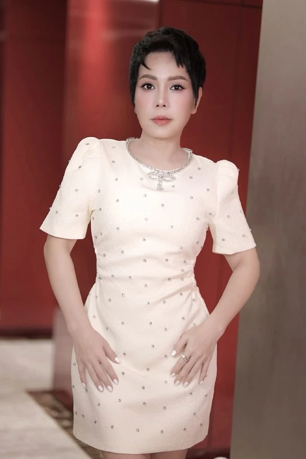 Một nữ danh hài nổi tiếng ở Sài Gòn từng mệt mỏi trước tin đồn bị công an bắt, giờ có cuộc sống ra sao?