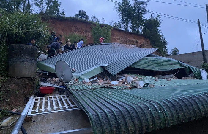 Lở đất gây sập nhà lúc đang ngủ, một người tử vong