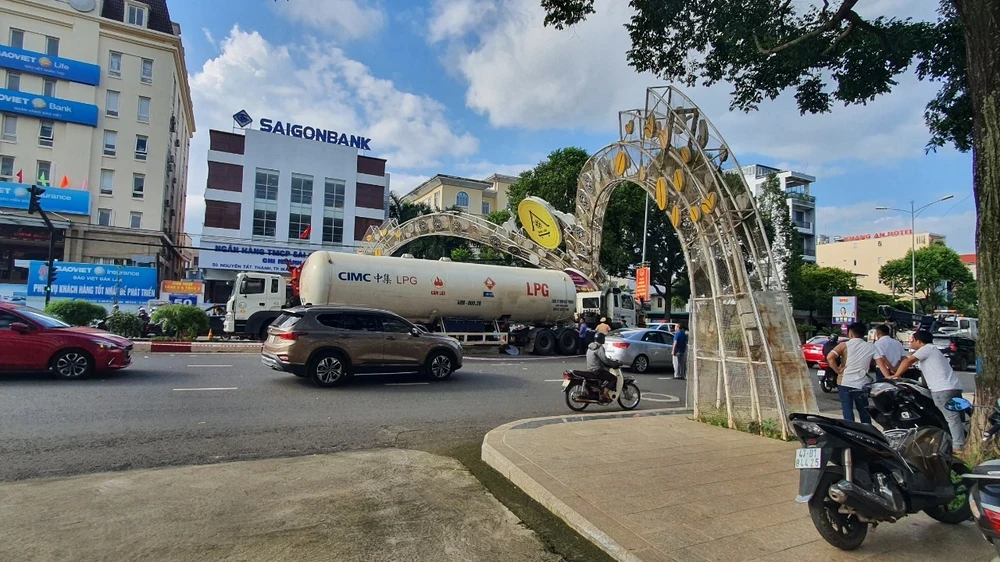 Xe chở khí gas tông sập cổng chiếu sáng tại TP Buôn Ma Thuột