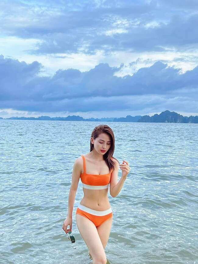 Diện bikini khoe sắc vóc xinh đẹp, nóng bỏng tuổi 31 của ‘MC độc thân đắt giá nhất VTV’