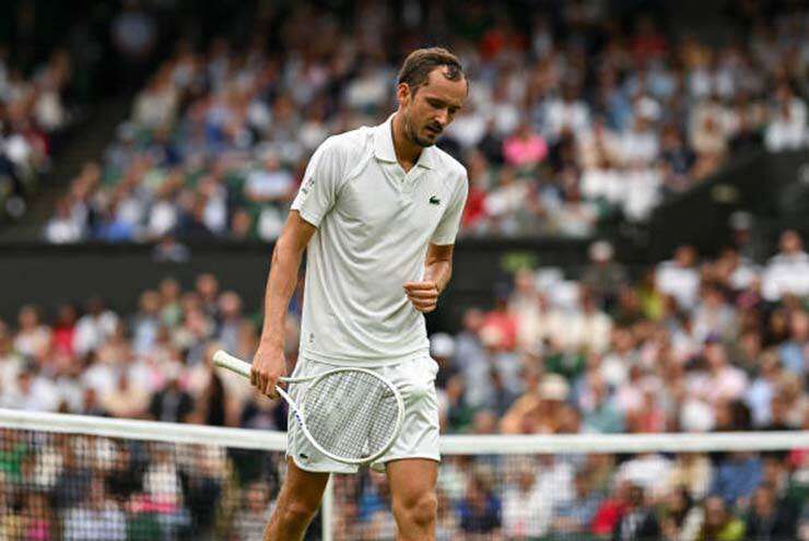 Trực tiếp tennis Wimbledon ngày 5: Medvedev gặp khó, Sinner & Alcaraz tiếp đối thủ vừa sức