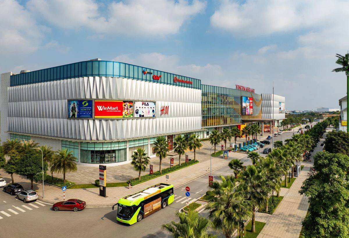 Người Hà Nội đi muôn nơi, rong chơi thỏa thích trên xe buýt điện VinBus