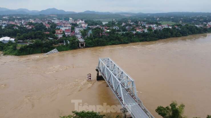 Hiện trường vụ sập cầu ở Phú Thọ, nhiều người khóc ngất tìm kiếm người thân