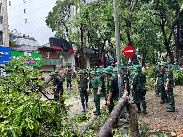 VIDEO: Bộ đội, công an xuyên đêm khắc phục hậu quả cơn bão số 3