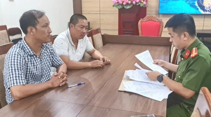 Tạm giữ 2 tài xế 'taxi dù' chèn ép, tạt đầu xe đang chở khách