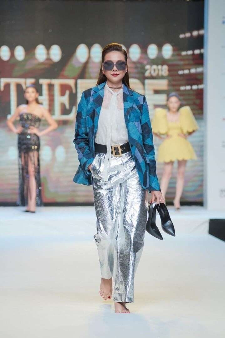 Cách Thanh Hằng và sao Việt xử lý sự cố rơi giày lúc catwalk