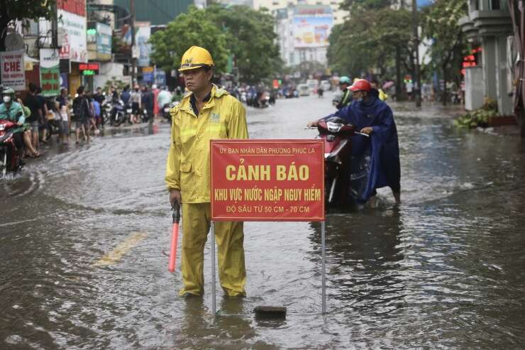 Nước sông Nhuệ tràn bờ, nhiều khu vực tại quận Hà Đông ngập sâu