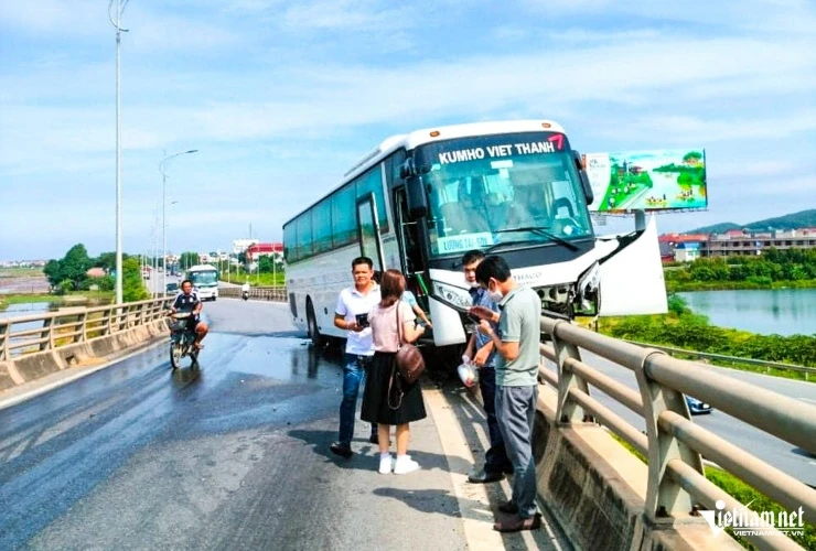 Xe khách 45 chỗ mất lái lơ lửng trên thành cầu ở Bắc Ninh