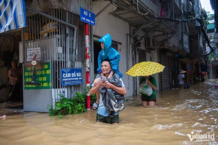 Đưa trẻ nhỏ, người già ở ven đê Hà Nội chạy lụt, nhiều người về quê tránh lũ