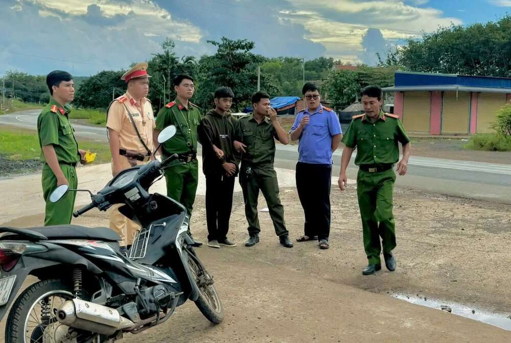 Bị dừng xe vì chạy quá tốc độ, nam thanh niên đánh công an để lấy lại xe