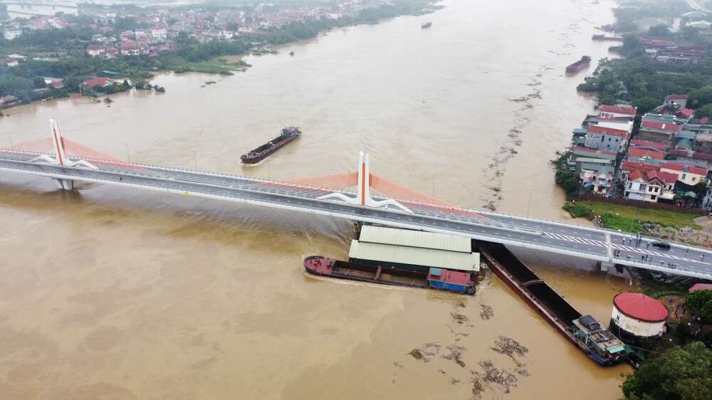 Tạm cấm cầu Vĩnh Phú để xử lý tàu mắc kẹt, công binh đã có mặt tại hiện trường