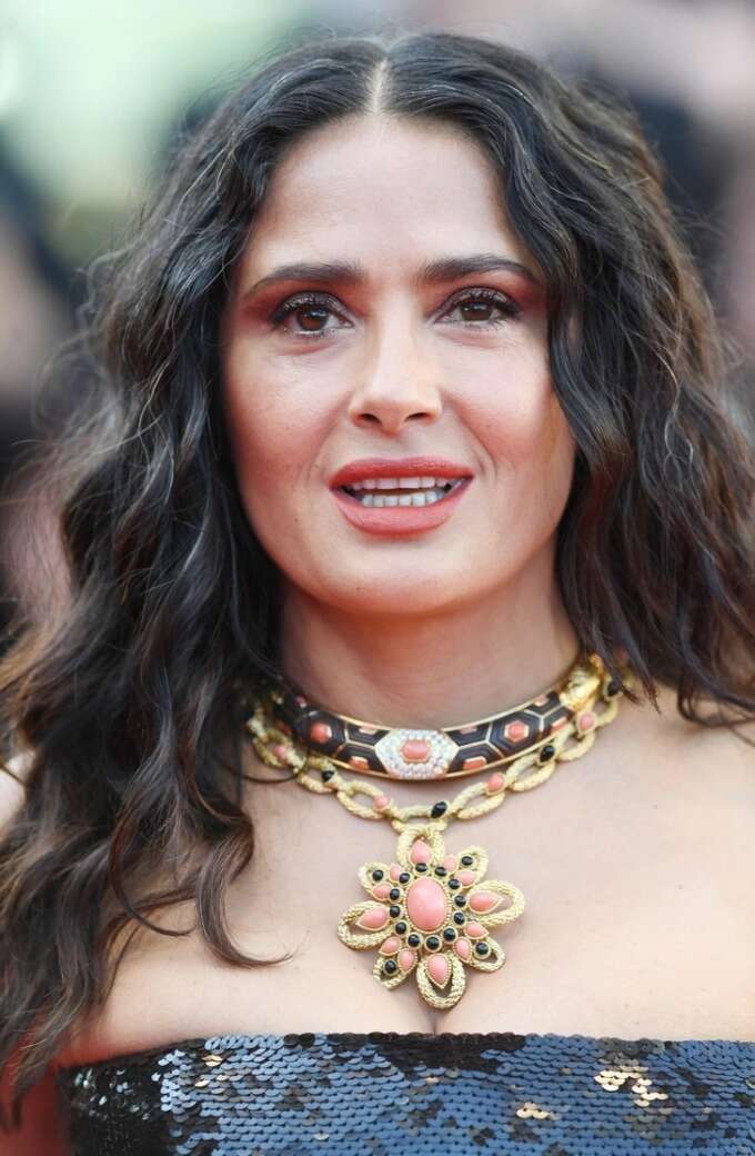 Mẹo 'giấu' tóc bạc của Salma Hayek