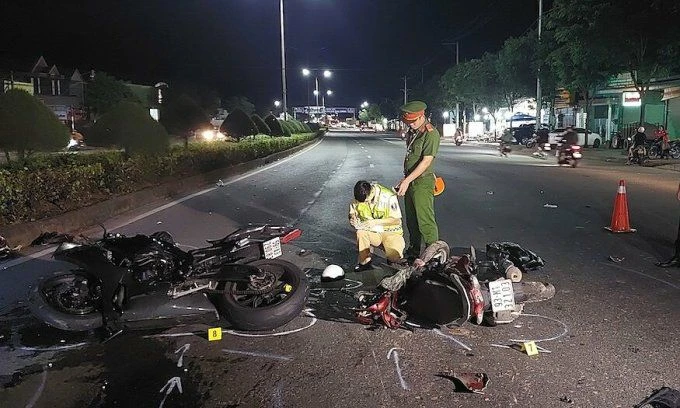 Môtô phân khối lớn tông chết 2 mẹ con