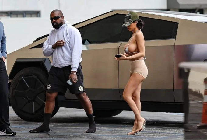 Vợ Kanye West mặc áo bikini siêu nhỏ đi chơi phố