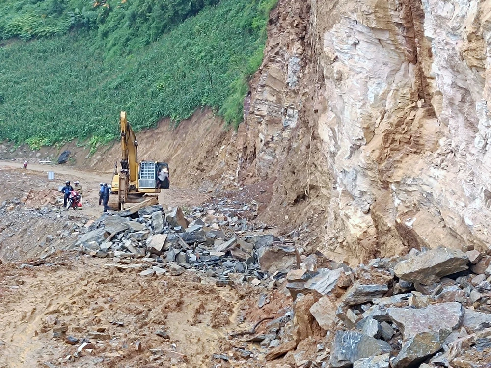 Trên đường về nhà, hai bố con bị đá đè chết