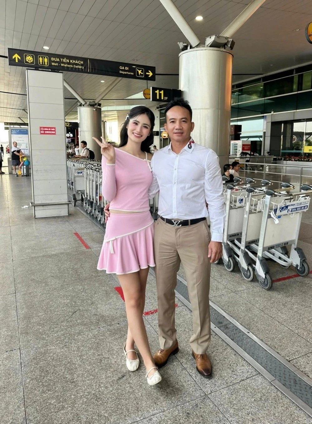 Hoa hậu Ý Nhi trở lại Úc học tập, trang phục sân bay được khen đáng yêu