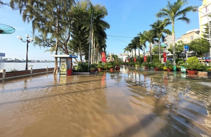 Bến Ninh Kiều lại chìm trong nước triều