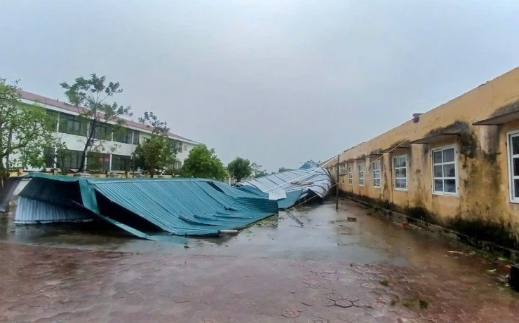 Trường học ngổn ngang sau bão, thầy cô lo không có phòng học cho năm học mới