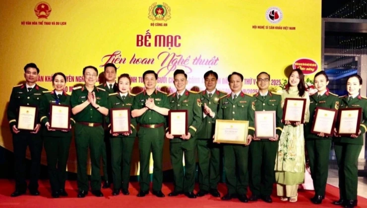 NSND Tự Long, NSƯT Ngọc Sơn, Thiếu tá công an Trúc Mai cùng lúc báo tin vui