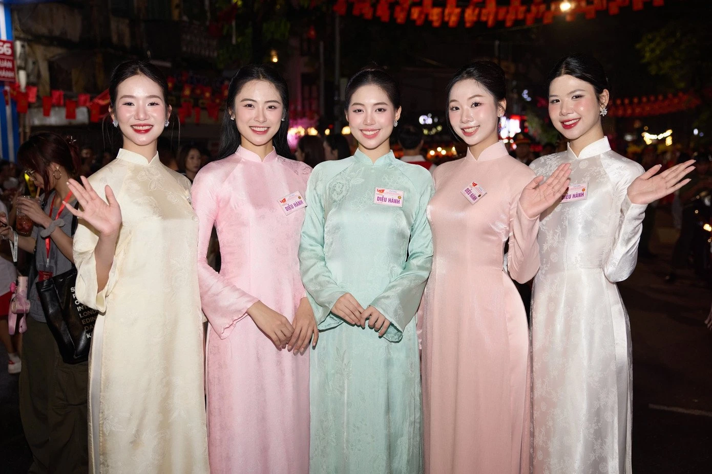 Hà Trúc Linh, Tiểu Vy chia sẻ hậu trường cùng 200 nghệ sĩ đi diễu hành