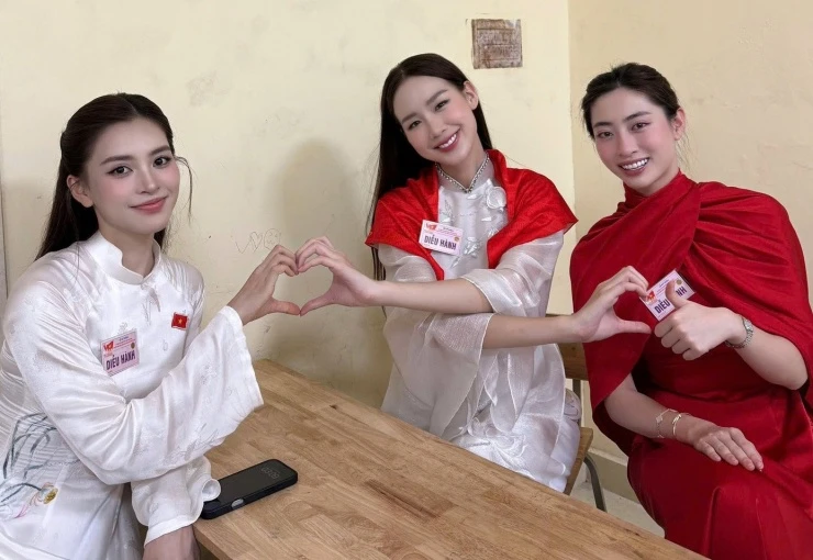 Hoa hậu Tiểu Vy gặp thiếu tá công an nhập vai girl phố ở lễ tổng duyệt A80