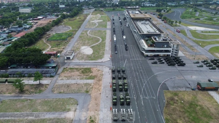 Hình ảnh xe tăng, xe chở tên lửa chờ tham gia tổng hợp luyện
